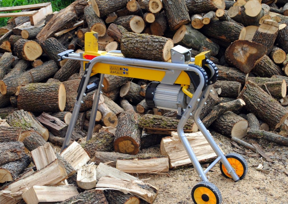 Holzspalter als bequeme Alternative zur Axt