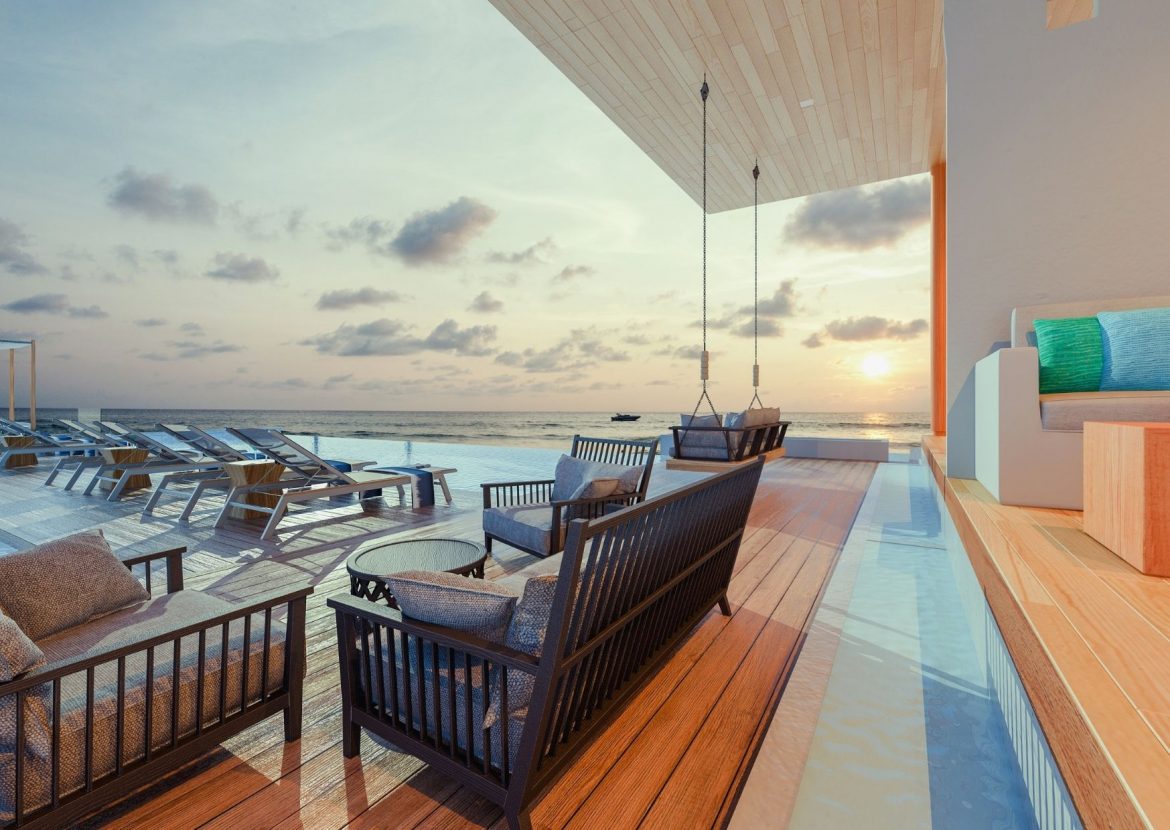 Hatten Sie in diesem Jahr auch keine Zeit für einen augedehnten Urlaub am Meer? Oder sind Sie einfach des kalten Wetters überdrüssig und wollen sich ein wenig Urlaubsfeeling ins Heim holen? Dann sind die folgenden Tipps genau das Richtige für Sie! Ganz leicht können Sie mithilfe von geeigneten Farben, Wohnaccessoires und Materialien jeden Tag die Frische des Meeres genießen – und zwar bei sich zu Hause. Farben, Materialien und Meeres-Accessoires Denkt man an einen Urlaub am Meer, so fallen einem sofort das blaue Wasser und die weißen Wölkchen am Himmel ein. Integriert man diese Farben nun in die Wohnlandschaft, so ist bereits die Grundlage für eine gelungene maritime Optik geschaffen. Ebenso gut fügen sich sanfte Sandtöne in das Gesamtbild ein. Farbliche Akzente können hingegen mit feurigem Korallenrot gesetzt werden, sodass ein interessantes Farbzusammenspiel entsteht. Zudem sollten sich auch die Möbel in das Ambiente einfügen. So erinnern vor allem Holzmöbel und geflochtene Korbstühle an den letzten Urlaub am Meer. Besonders schön wirken jedoch Möbel aus Treibholz, die man oftmals auf Flohmärkten findet. Große Holztruhen oder Kommoden mit Rissen und Furchen erinnern unmittelbar an angespültes Strandgut und dürfen daher auf keinen Fall fehlen. Zuletzt können Sie passende Accessoires an verschiedenen Stellen im Wohnraum positionieren. So können mithilfe von Sand und Muscheln hübsche Glasschalen dekoriert oder getrocknete Seesterne nebst Leuchttürmen auf den Fensterbänken platziert werden. Aquarium – Meereswelt im Wohnzimmer Wer den maritimen Look auf die Spitze treiben möchte, kann zuletzt ein Aquarium im Wohnzimmer aufstellen. Wenig Arbeit machen dabei moderne Mini-Aquarien, welche Meerespflanzen auf konzentriertem Raum enthalten. Natürlich darf es auch gern ein großes Aquarium sein, in welchem eine individuelle Unterwasserwelt geschaffen werden kann. Zudem sorgen die Bewegungen der Fische und das Plätschern des Wassers für eine beruhigende Atmosphäre. Sollten Sie sich für ein Aquarium entscheiden, so sind einige Dinge zu beachten. Schließlich sollen die kleinen Meeresbewohner einen artgerechten Lebensraum erhalten, der regelmäßig gesäubert wird. Das Aufstellen eines Aqariums ist in Mietwohnungen grundsätzlich erlaubt. Jedoch sollten Sie sich zuvor darüber erkundigen, welchen Belastungen der Boden maximal standhält. Denn nicht selten scheitert die Anschaffung eines großen Aquariums an der Statik.