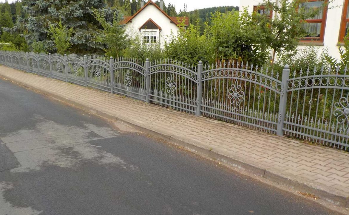 Metallzaun oder Zaun aus Holz? Diese Aspekte sind wichtig