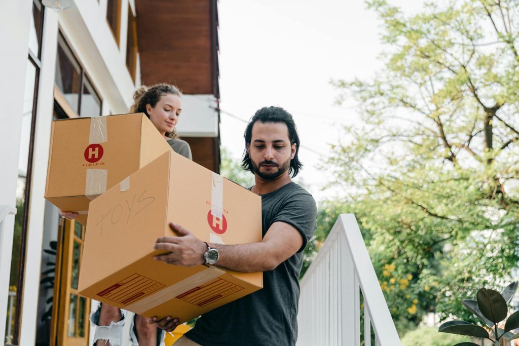 Umzug: Professionelles Umzugsunternehmen beauftragen oder DIY Umzug? Vor- und Nachteile.